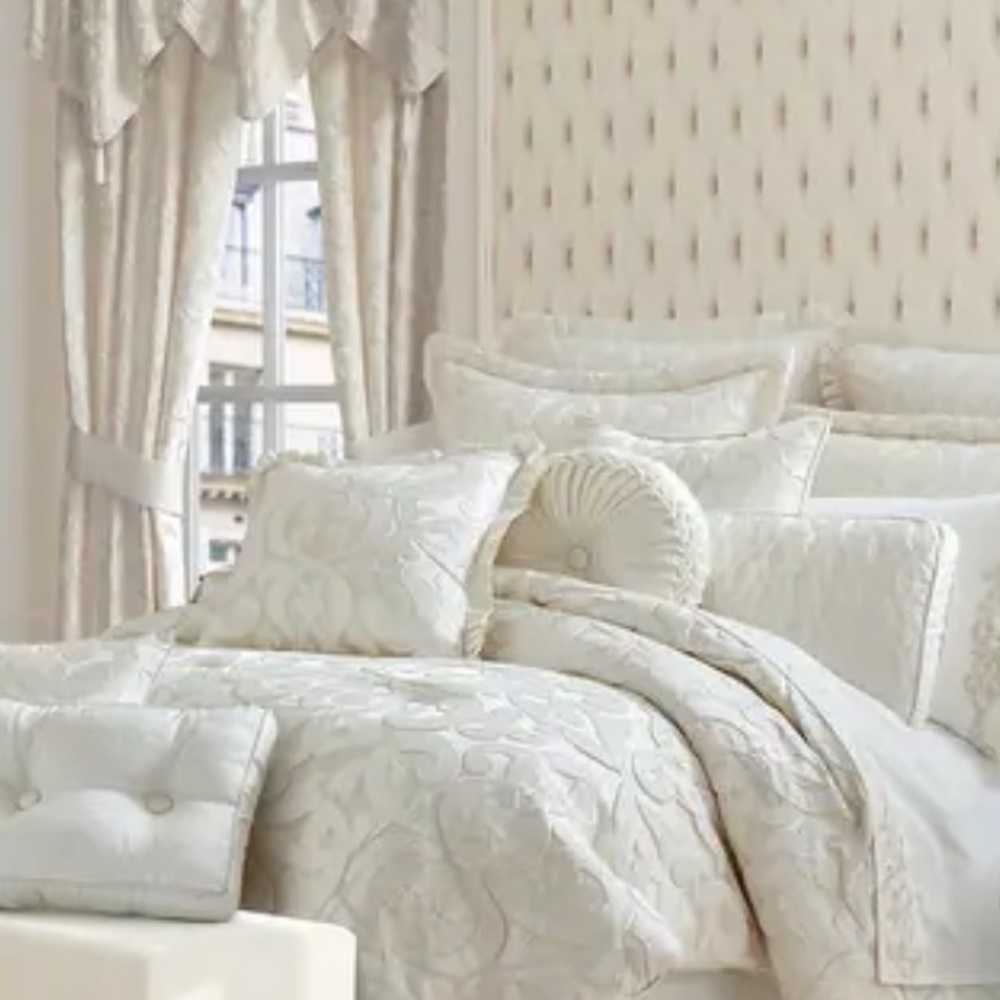 J. Queen New York Comforter Set - Queen Size